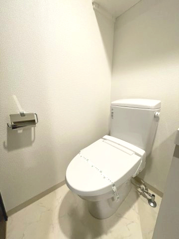 トイレ　(参考)同マンション別間取り他部屋の写真（間取り図が正）