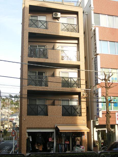 建物外観　タイル貼りでオートロック