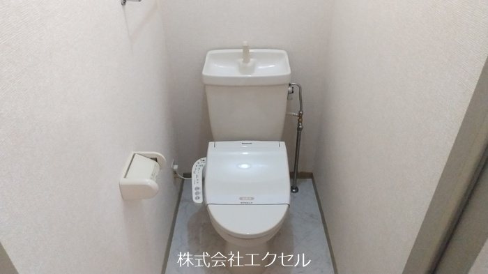 トイレ　温水洗浄便座です。