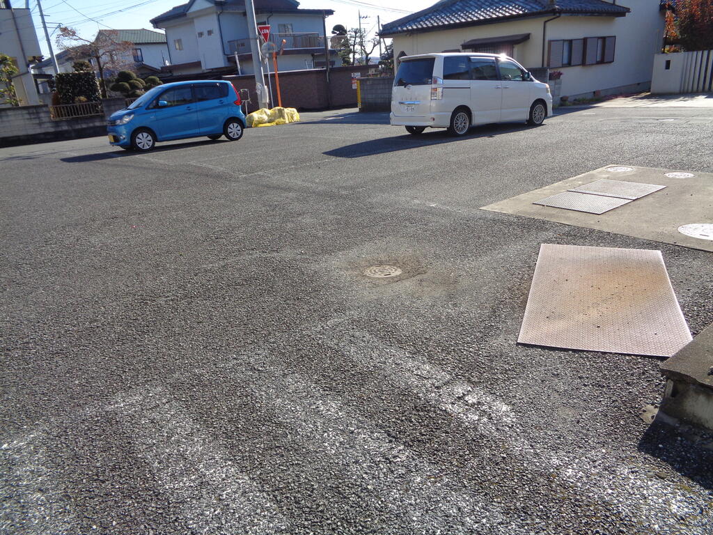 【安中市原市のアパートの駐車場】