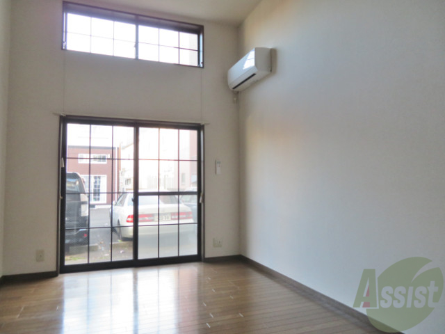 居室・リビング　リビングは日当たりも良くお部屋を明るく照らしてくれますね。