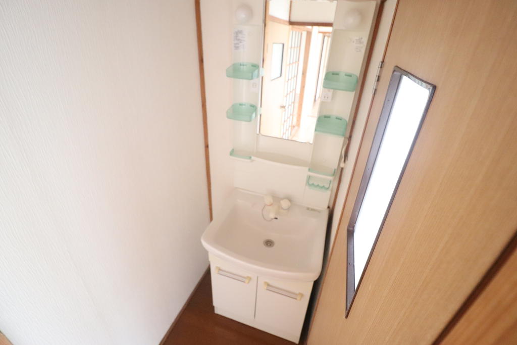 洗面設備　シャワー付き洗面台です♪