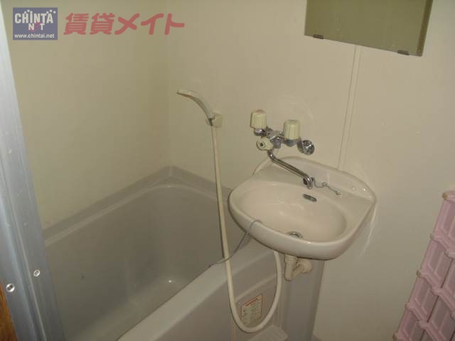 【松阪市中万町のアパートの洗面設備】