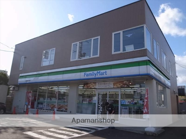 コンビニ　ファミリーマート（コンビニ）まで330m