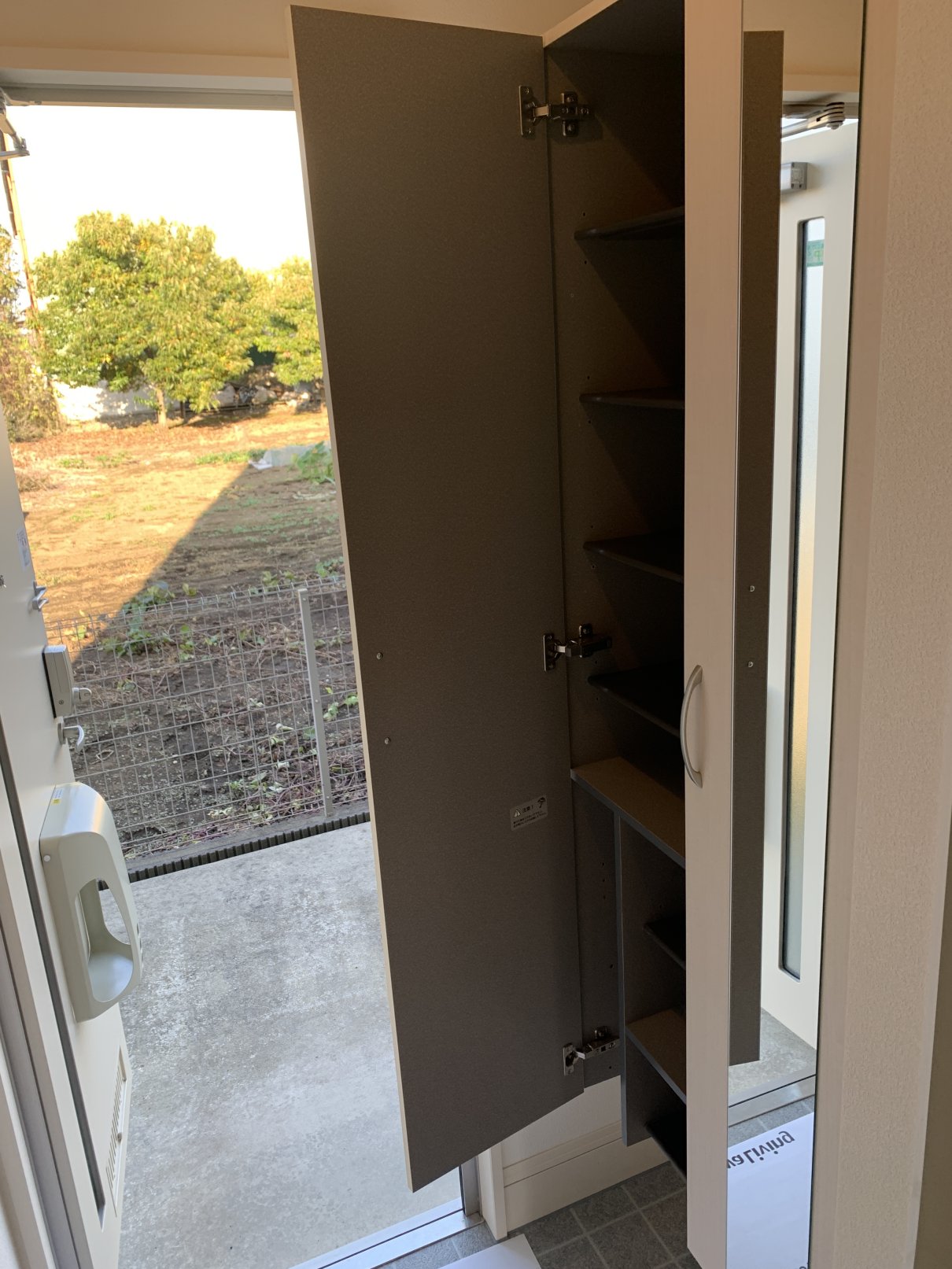 玄関　収納たっぷりの下駄箱付