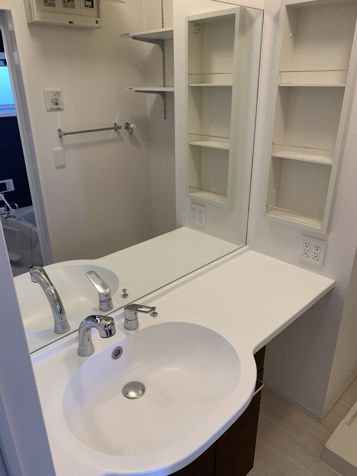 洗面設備　鏡の大きいカウンタータイプの洗髪洗面化粧台