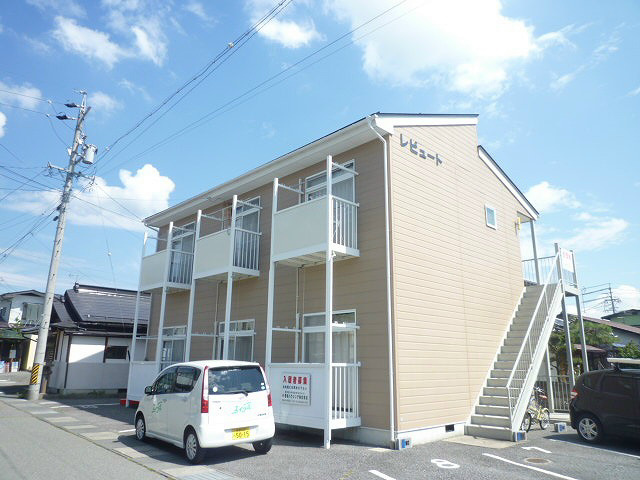 【長野市吉田のアパートの建物外観】