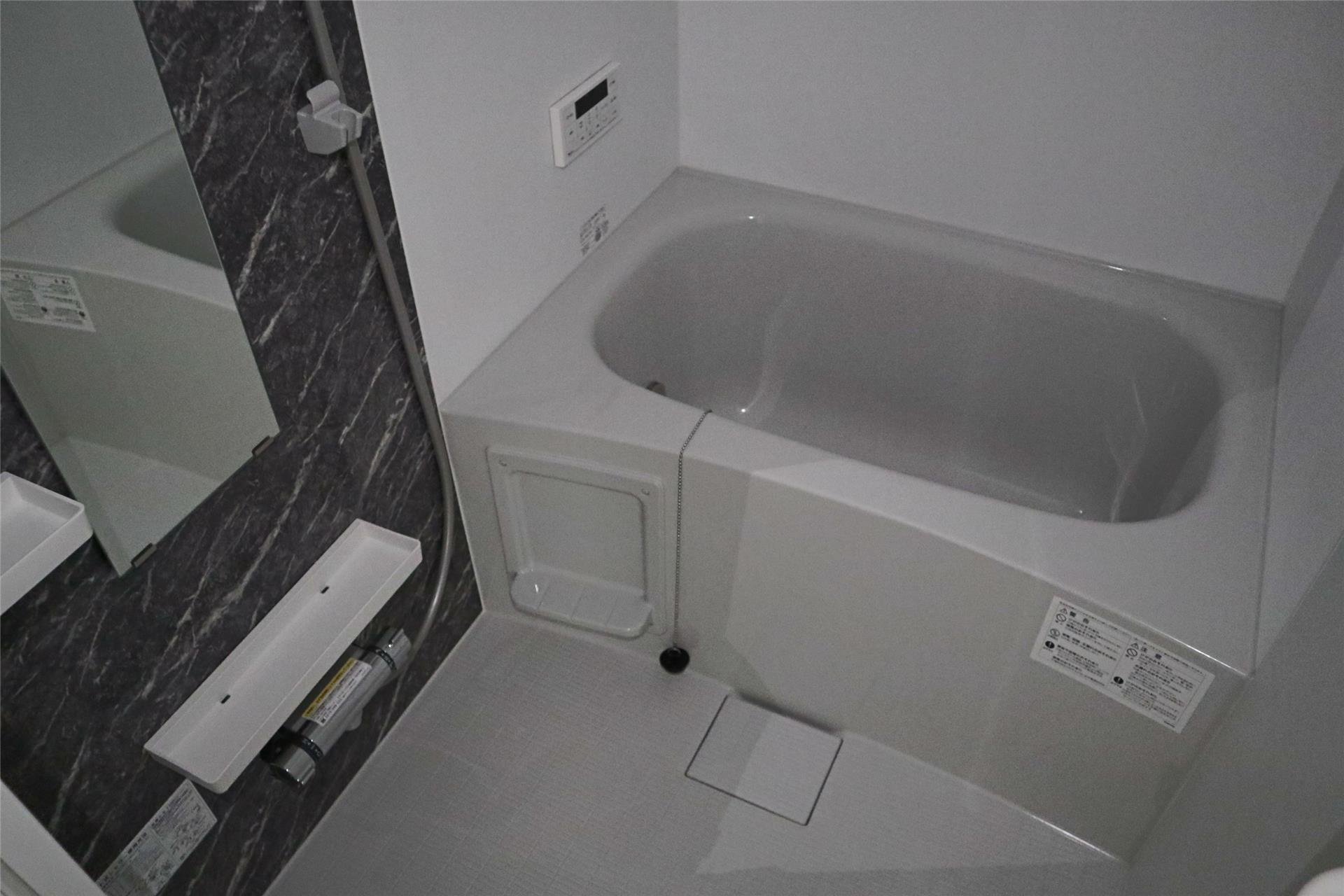 バス・シャワールーム　追い焚き機能付き浴室