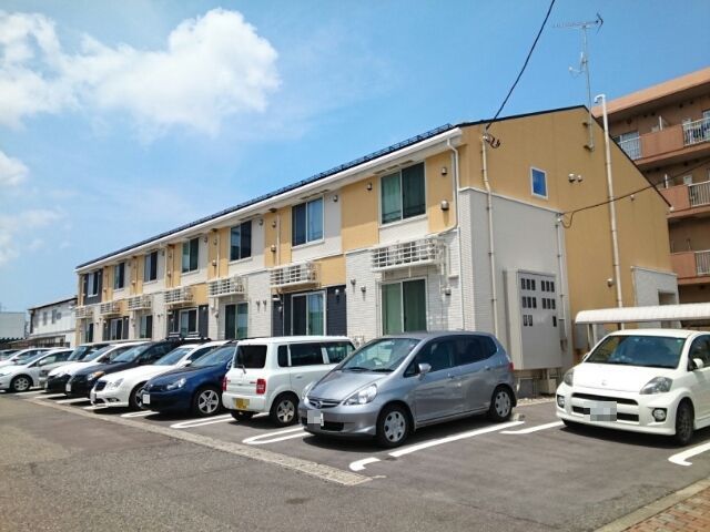 新潟市中央区紫竹山のアパートの建物外観