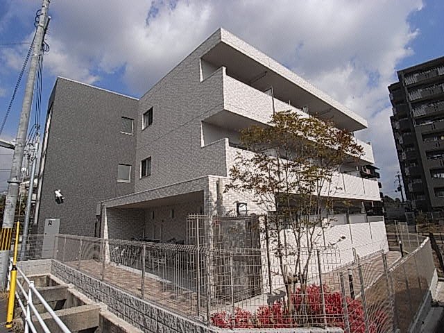 奈良市西大寺新町のマンションの建物外観