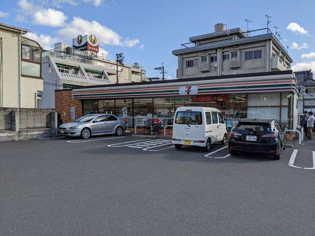 コンビニ　セブンイレブン（コンビニ）まで590m