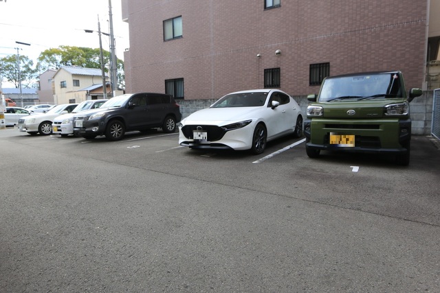 【松山市永木町のマンションの駐車場】