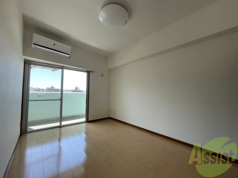 居室・リビング　こちらは６帖の洋室になります。１人暮らしには十分な広さです。