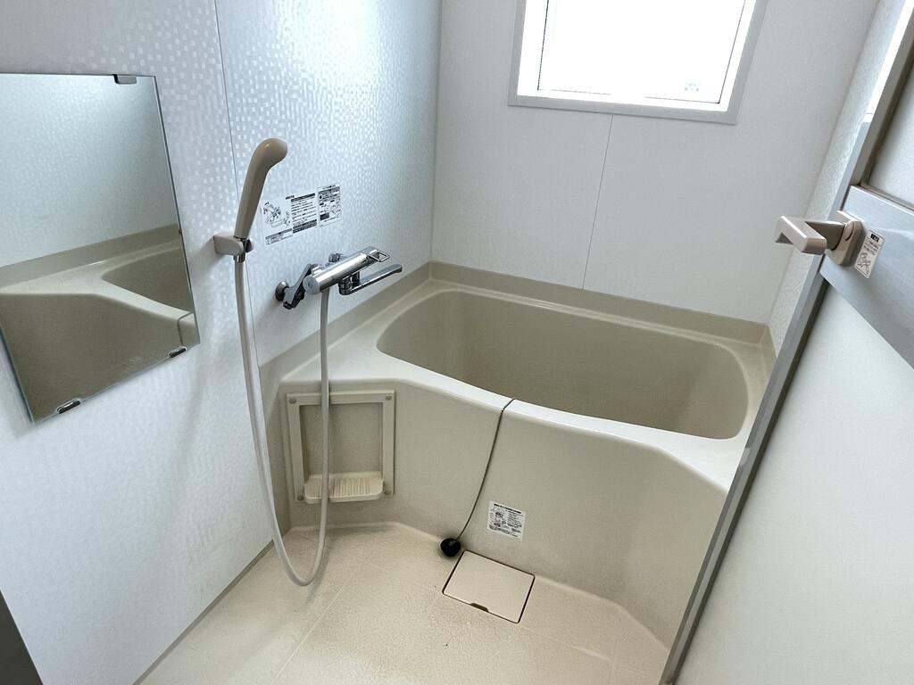 バス・シャワールーム　窓付で明るい浴室