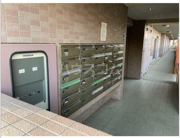 【相模原市中央区清新のマンションのエントランス】