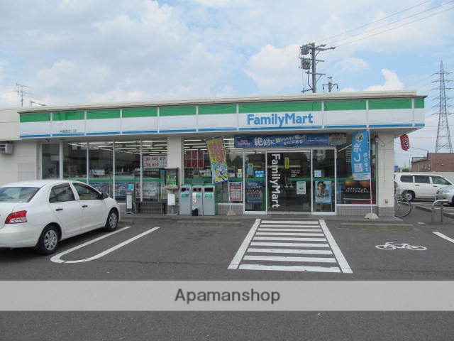 コンビニ　ファミリーマート（コンビニ）まで576m