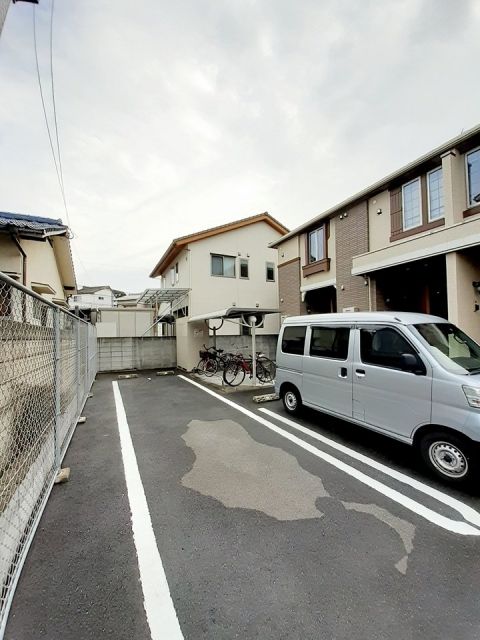 【松山市山西町のアパートの駐車場】