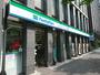 コンビニ　ファミリーマート新橋日比谷通り店（コンビニ）まで154m
