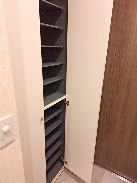 玄関　玄関にはシューズボックスあり