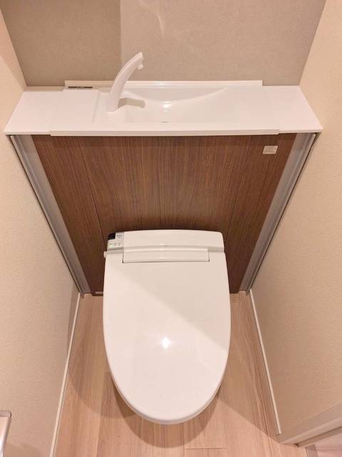 トイレ　トイレは嬉しい温水洗浄便座