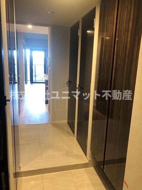 【新宿区南山伏町のマンションの玄関】