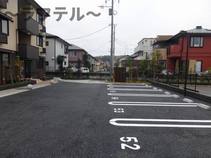 【入間市鍵山のアパートの駐車場】