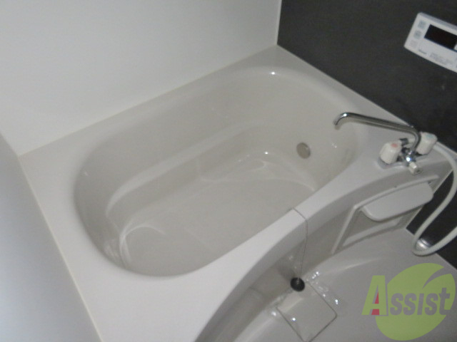 バス・シャワールーム　バスルームは狭すぎず、シャワーも浴びやすそうです。