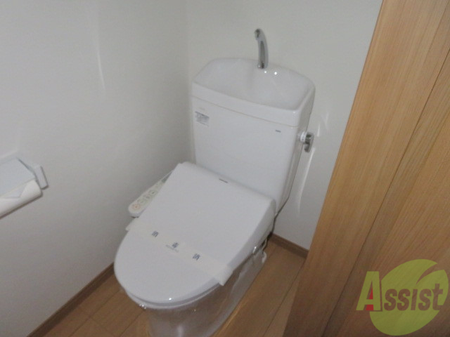 トイレ　ウォシュレット機能がついたトイレです。安心して使用できますね