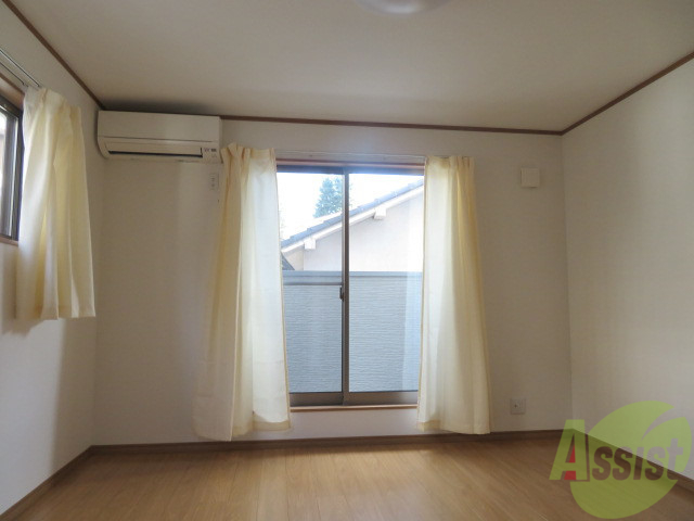 居室・リビング　リビングはこんな感じです。窓が大きくて良く陽が入ってきますね