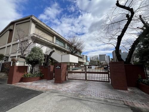 小学校　名古屋市立千早小学校（小学校）まで585m