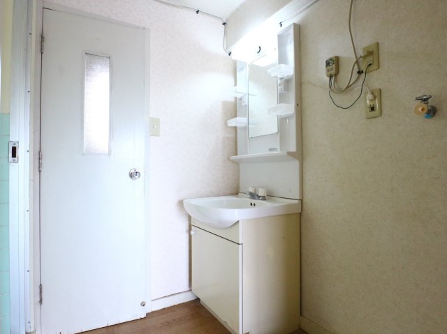 洗面設備　明るい洗面所です