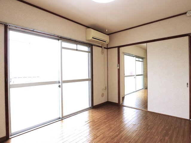 その他　ゆったり過ごせる居間です