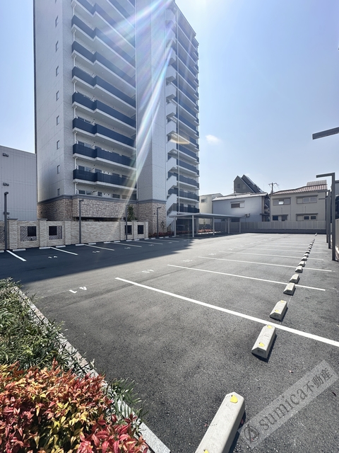 駐車場　屋根付き区画もございます♪