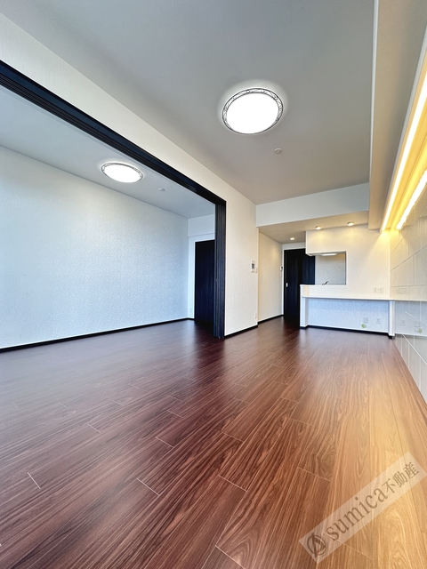 居室・リビング　アクセントタイルを用いたお洒落なリビング