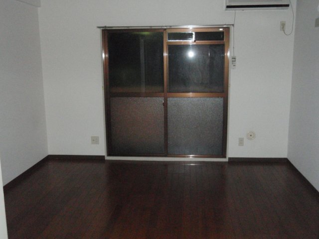 居室・リビング　写真は別号室のものです。