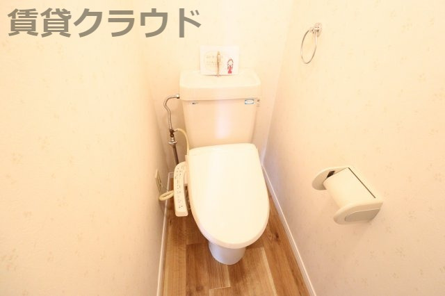 トイレ　温水洗浄便座もついて、落ち着くトイレです