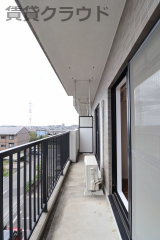 ロビー　見晴らし・陽当たり良好で気持ちがいいですね！