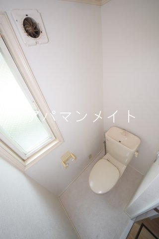 トイレ　落ち着いた色調のトイレです