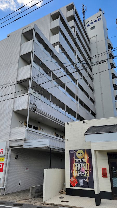 ホワイトパレス北九大前の建物外観