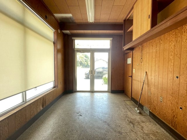 玄関　ブラインドを新設しました。