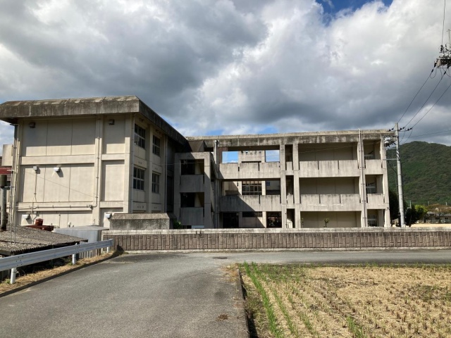 中学校　西脇市立黒田庄中学校（中学校）まで428m