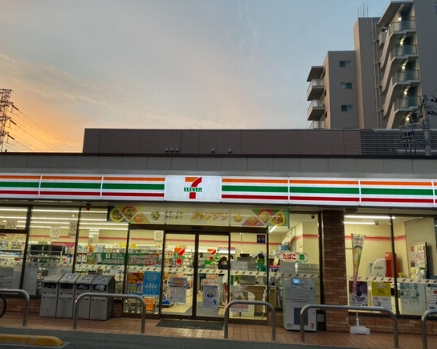 コンビニ　セブンイレブン 足立六町1丁目店（コンビニ）まで487m