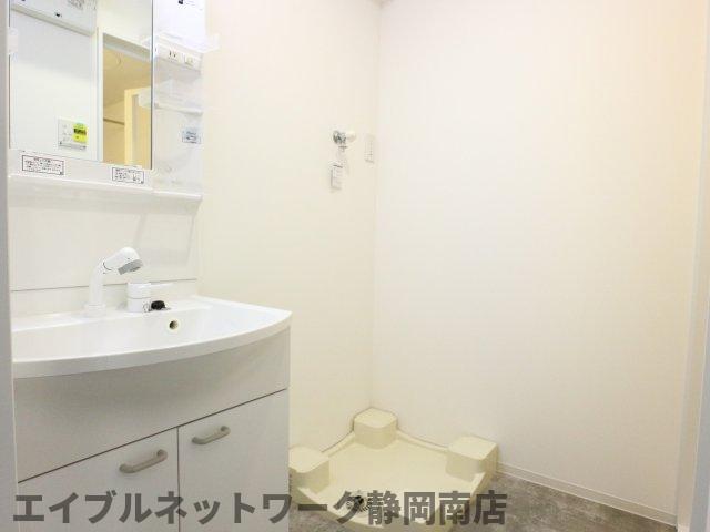 洗面設備　明るい洗面所です