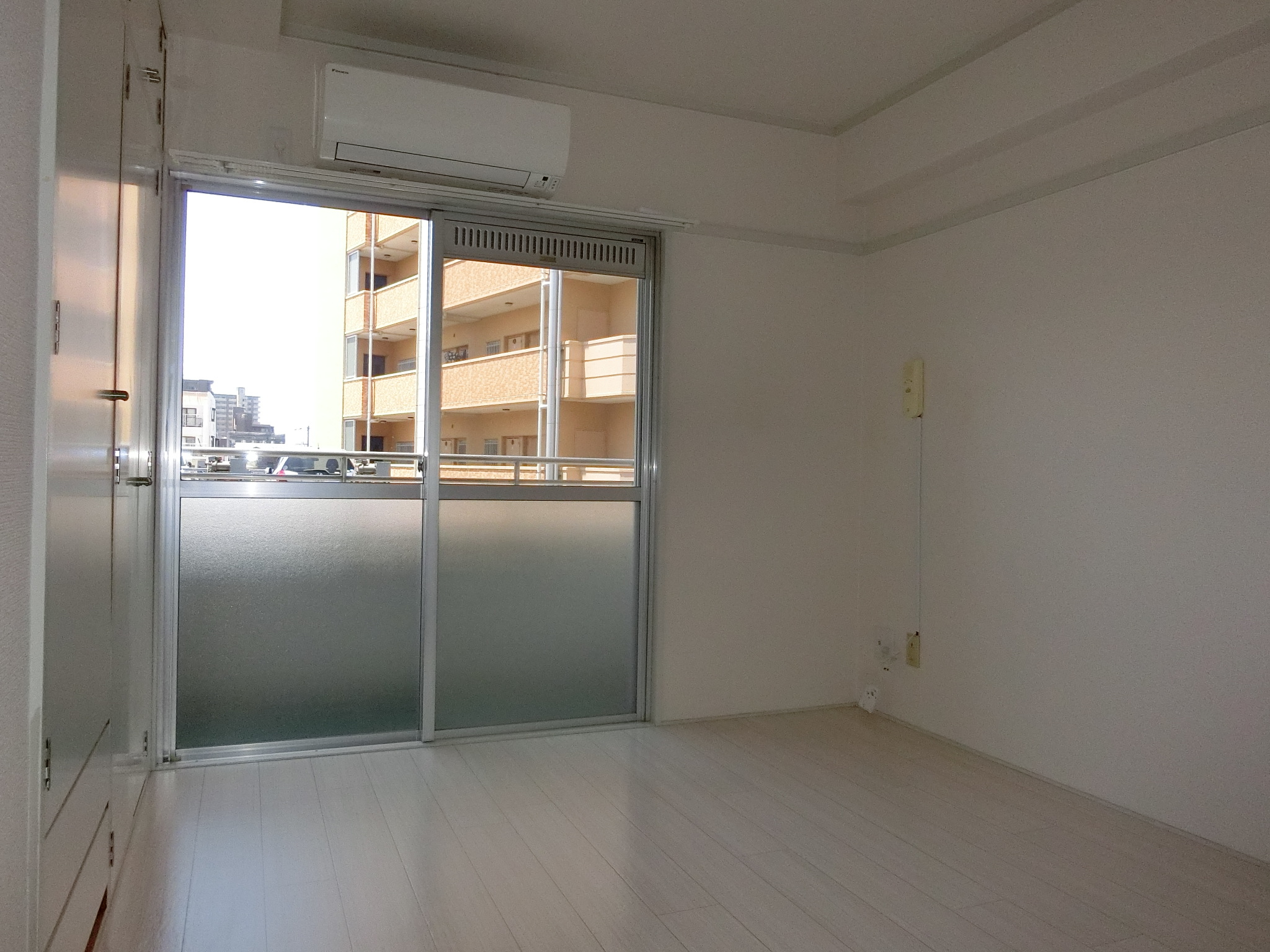 居室・リビング　写真は別のお部屋です。現況を優先させていただきます。