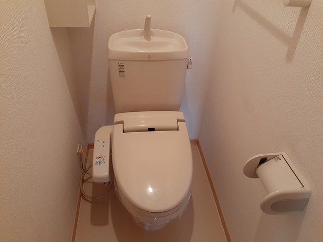 トイレ　落ち着いた色調のトイレです