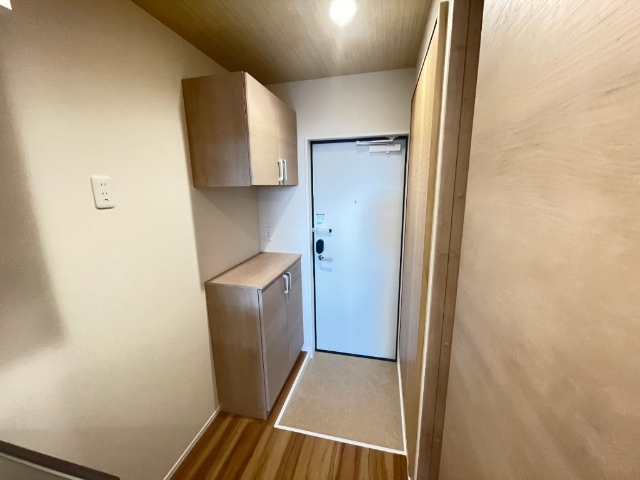 玄関　玄関に靴箱があります。