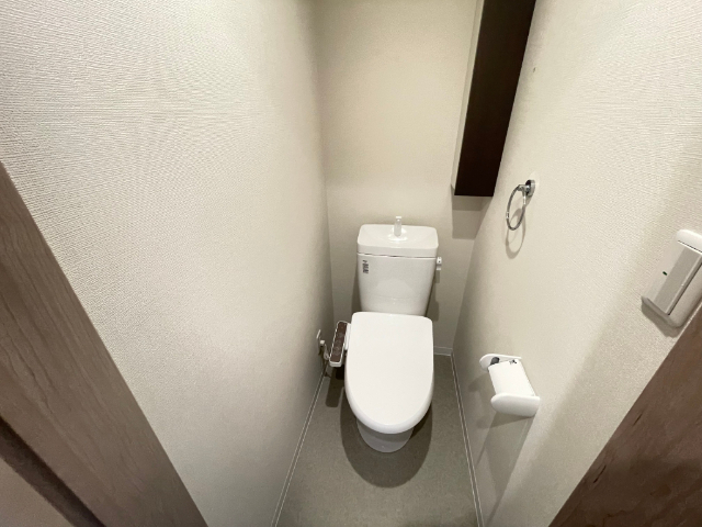 トイレ　温水洗浄便座付き。