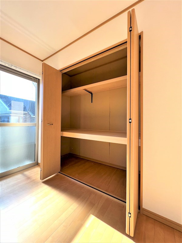 収納　南側洋室にはご家族の荷物をたっぷり収納可能です。