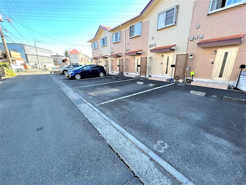 駐車場　各戸にゆったり駐車場がございます。