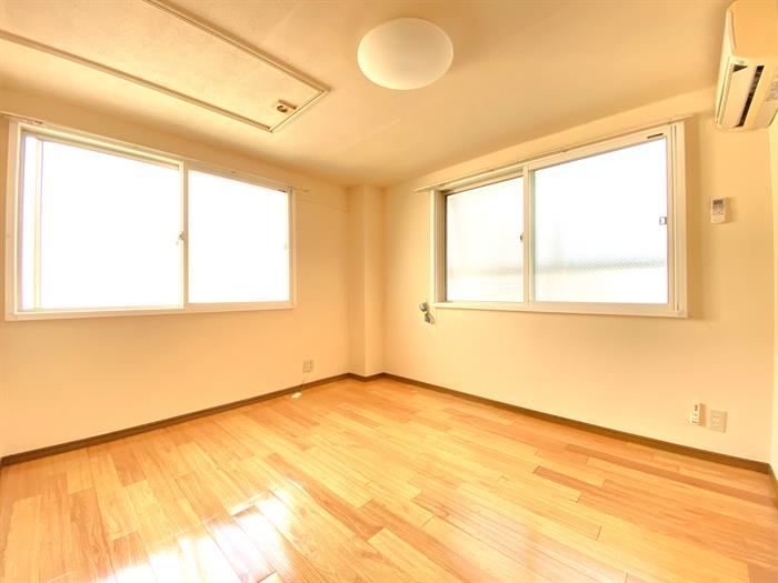 居室・リビング　2面採光のお部屋です